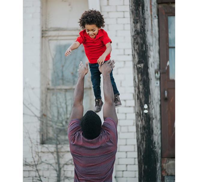 Padre juega a levantar a su hijo