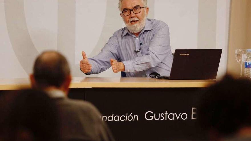 Manuel Fernández Vilchez, ayer, durante su lección en la Escuela de Filosofía de Oviedo, en la Fundación Gustavo Bueno.
