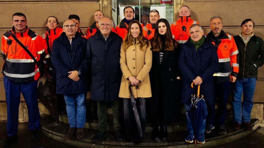 En el centro, Ángela Pumariega, con parte de la plantilla. | LNE