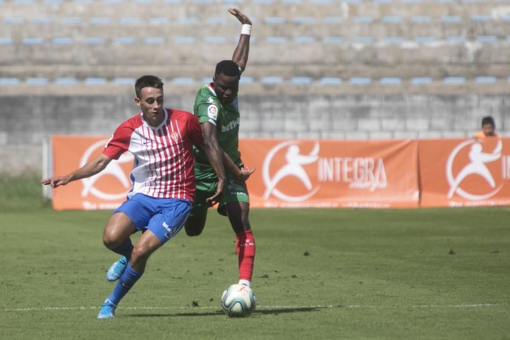 El partido entre el Sporting de Gijón y el Alavés, en imágenes