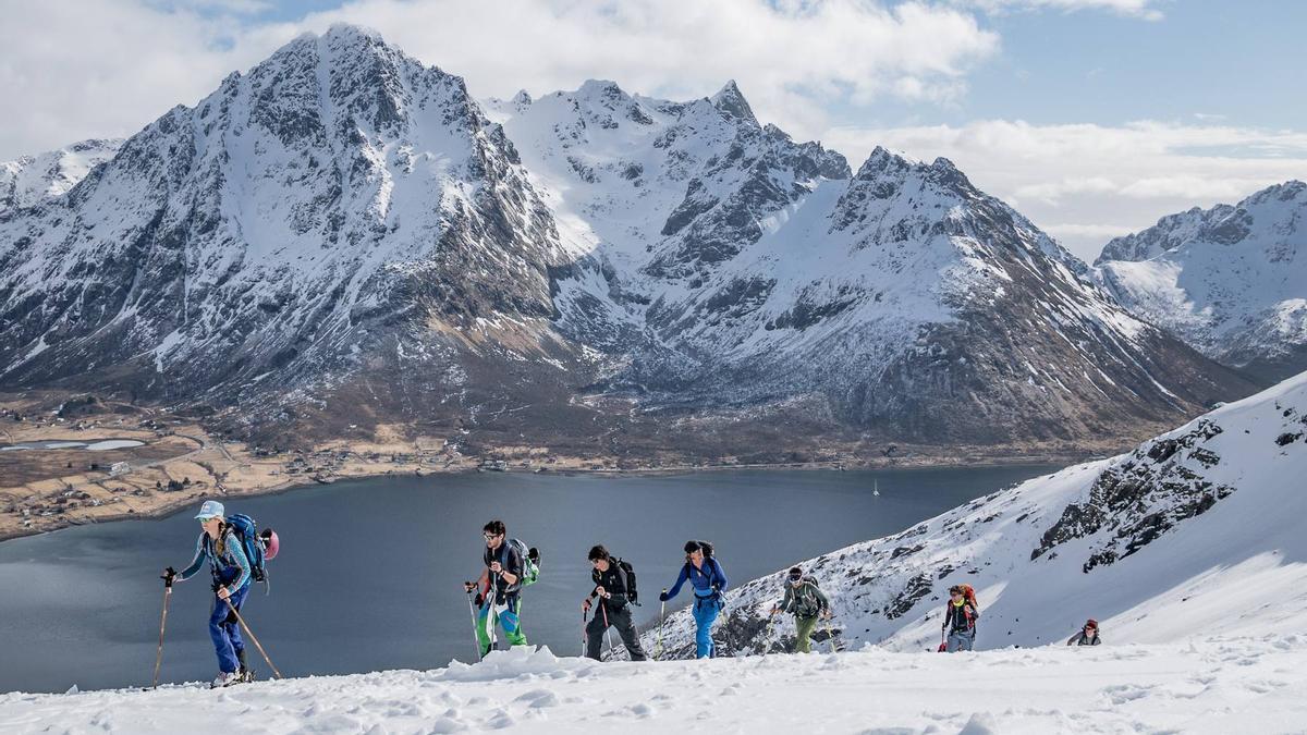 Mágico: esquí de montaña con los fiordos como telón de fondo.