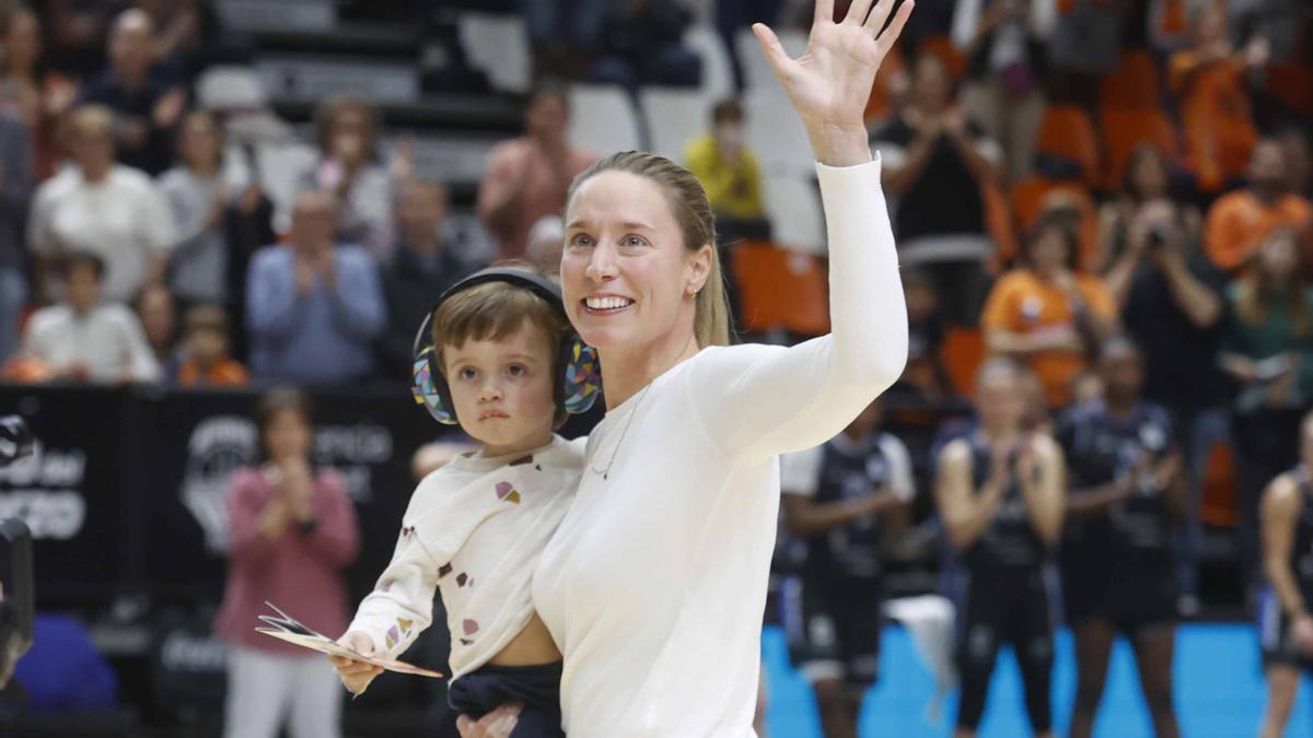 Anna Gómez se emociona junto a la Fonteta