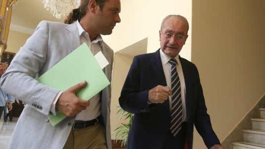 Juan Cassá y De la Torre conversan en los pasillos del Ayuntamiento de Málaga.