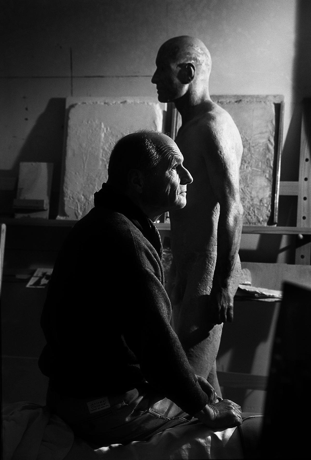 El pintor Antonio López, en su estudio.