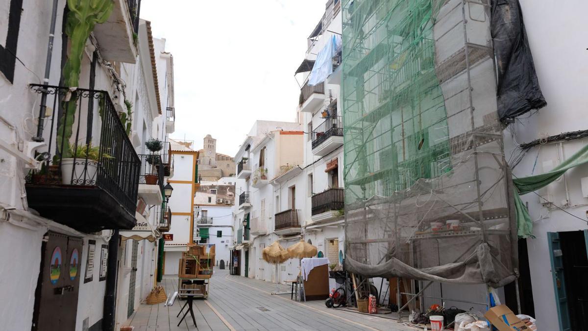 Un edificio en obras en el barrio de la Marina.  | VICENT MARÍ