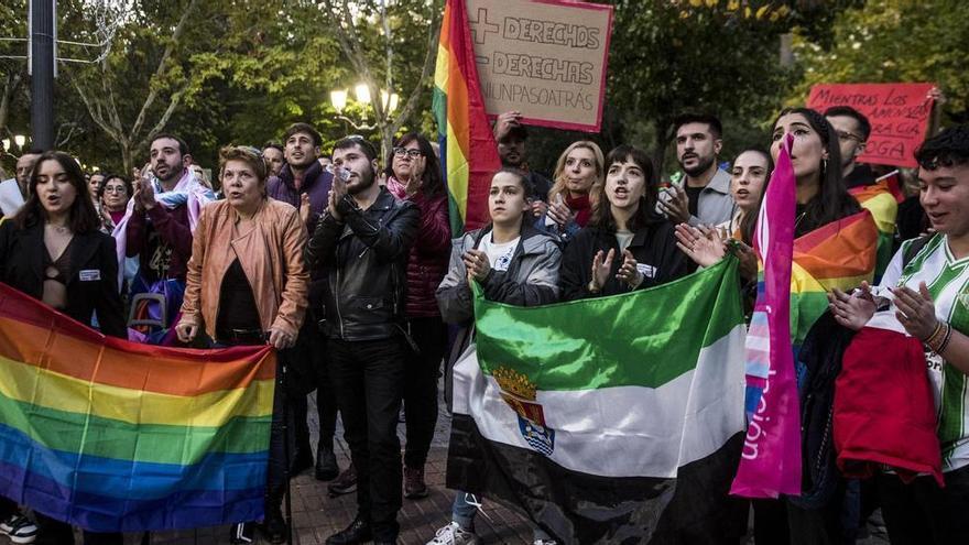 Un momento durante la concentración contra la violencia hacia el colectivo LGBTI en Cáceres, este lunes.