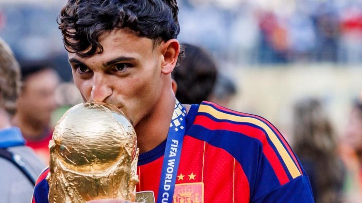 Marc Pubill con la copa del mundial