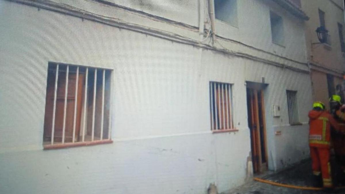 Un incendio en Sagunto deja dos heridos por inhalación de humo