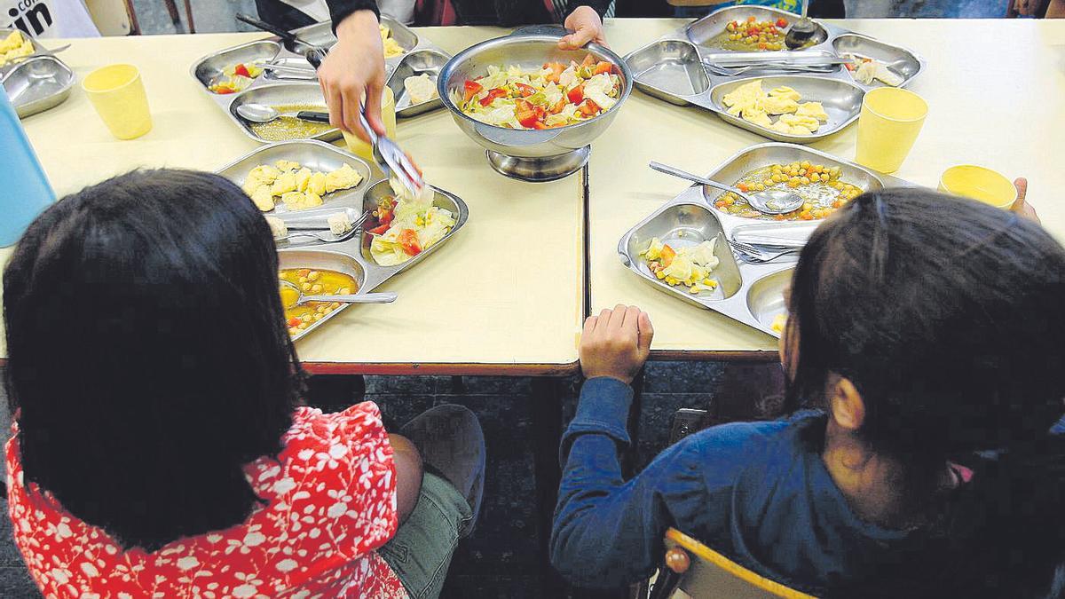 Alumnos comen en un centro escolar, en imagen de archivo