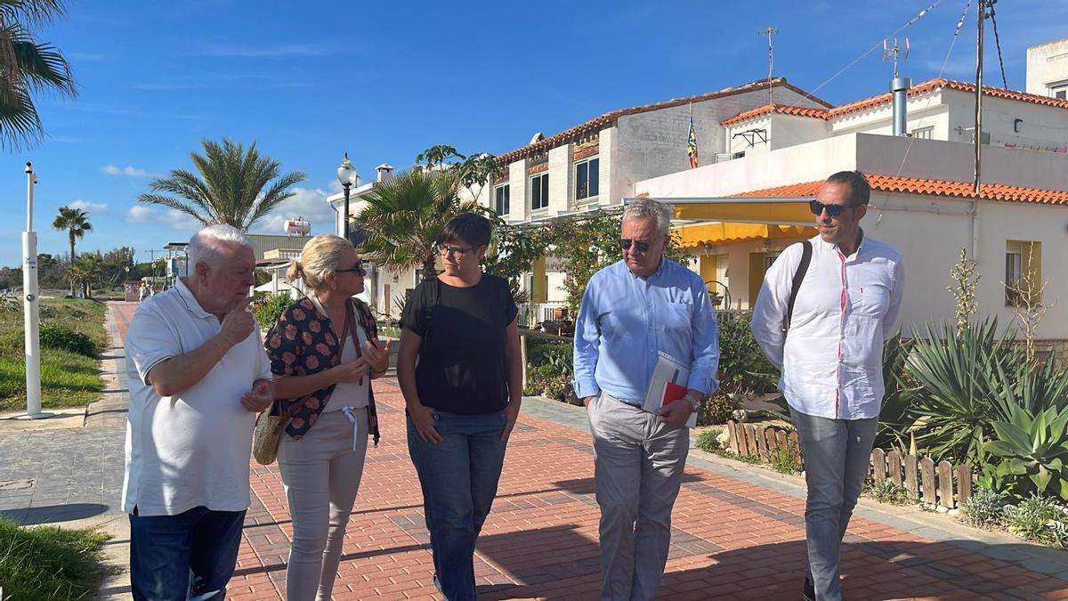 Miembros del CVC, con el alcalde y la concejala de Urbanismo, en Torre la Sal.