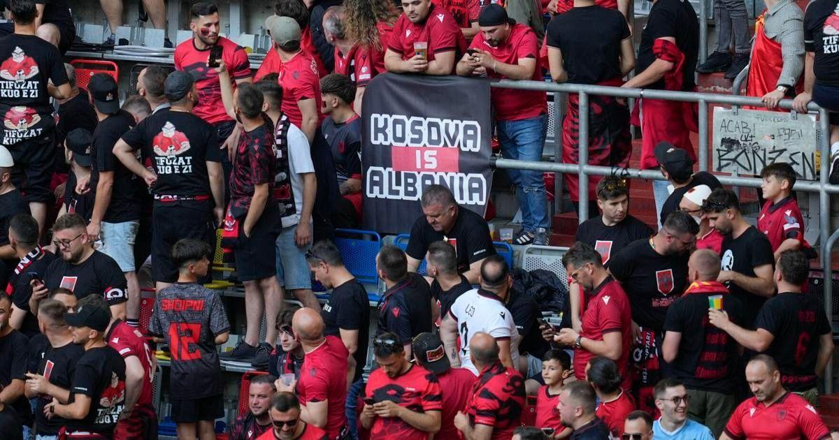Pancarta de 'Kosovo es Albania' en el sector de los ultras de Albania durante el partido contra Croacia de la Eurocopa.