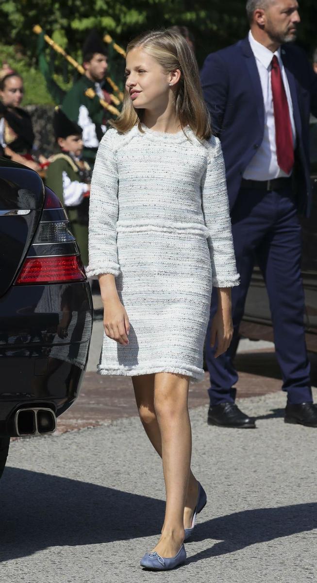 La Princesa Sofía con vestido en blanco y azul