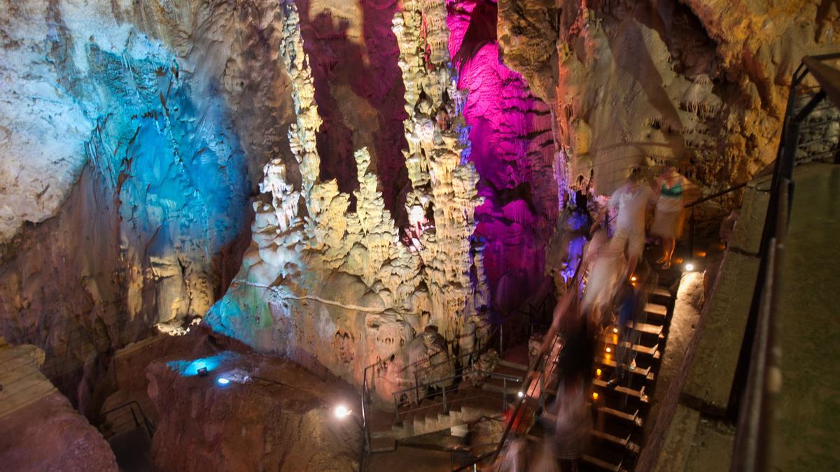 Cuevas del Canelobre, un tesoro en la provincia de Alicante