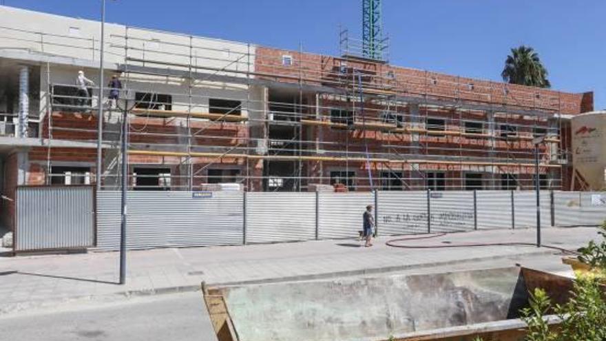 Un imagen de la construcción del edificio, frente al centro comercial Ociopía.