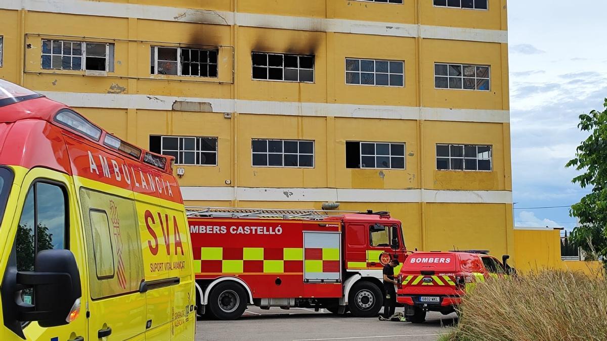 Alarma por un incendio en la antigua sede de la empresa Serratins en Castelló