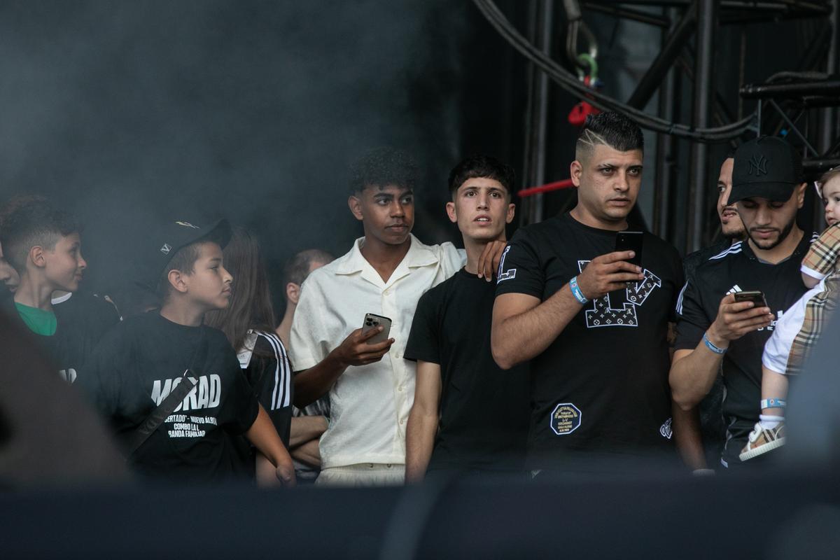 Lamine Yamal, promesa del Barça, sigue desde el escenario el concierto de Morad en el Share Festival