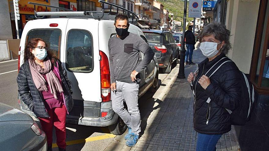 Per la dreta, Reme Espinosa, Carles Subirana i Maria Àngela Asensio al carrer del Llobregat, ahir