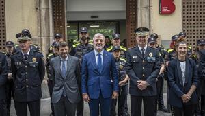 Roben material policial del cotxe oficial de l’alcalde de Barcelona davant de casa seva