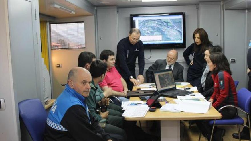 Un policía local y un guardia civil, en el corte de tráfico simulado en Oviñana.