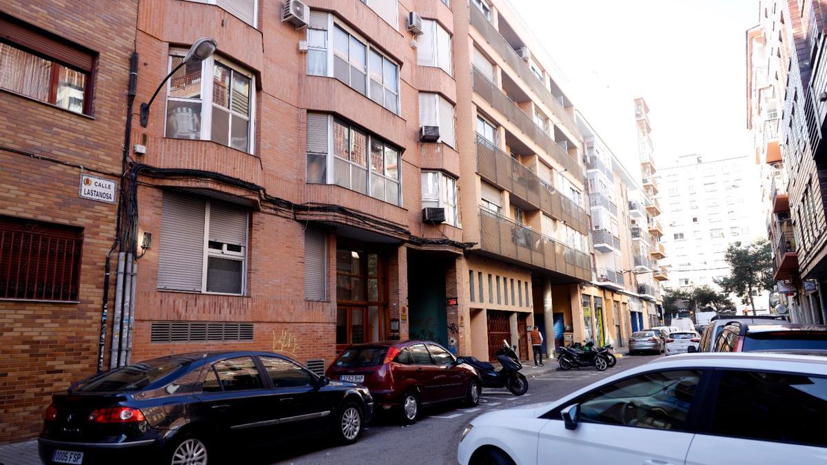 La víctima apareció acuchillada en el interior de su domicilio, ubicado en el número 23 de la calle Lastanosa de Zaragoza.
