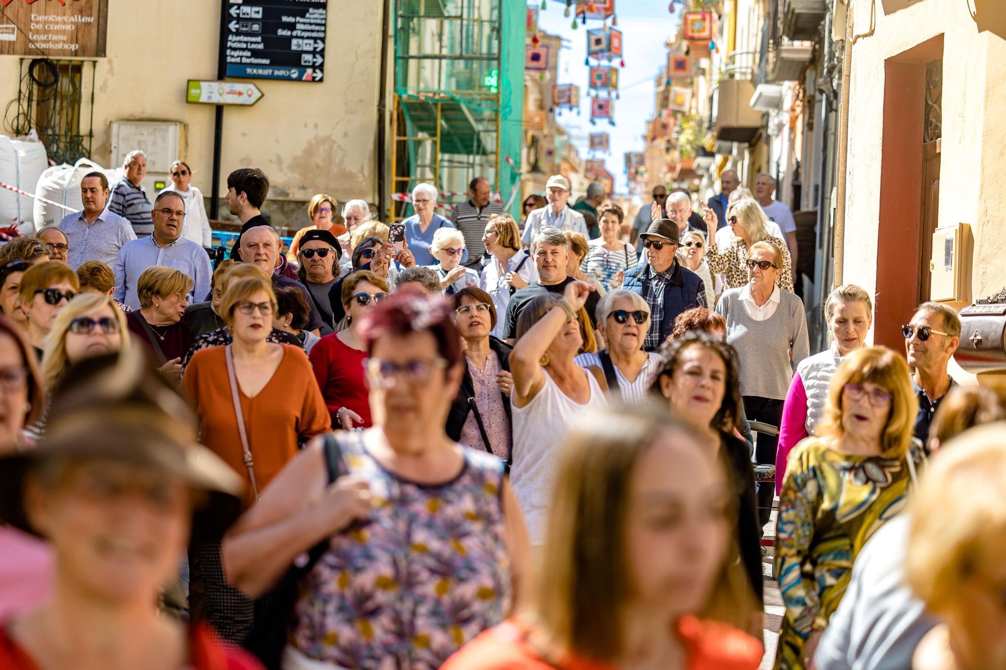 Más de 100 "farolets" lucen en Finestrat con motivo del Día Internacional de la Mujer