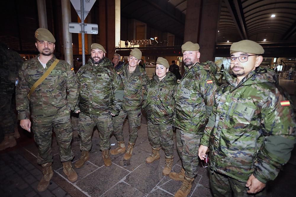 Un centenar de militares de Cerro Muriano parten a Letonia arropados por sus familias