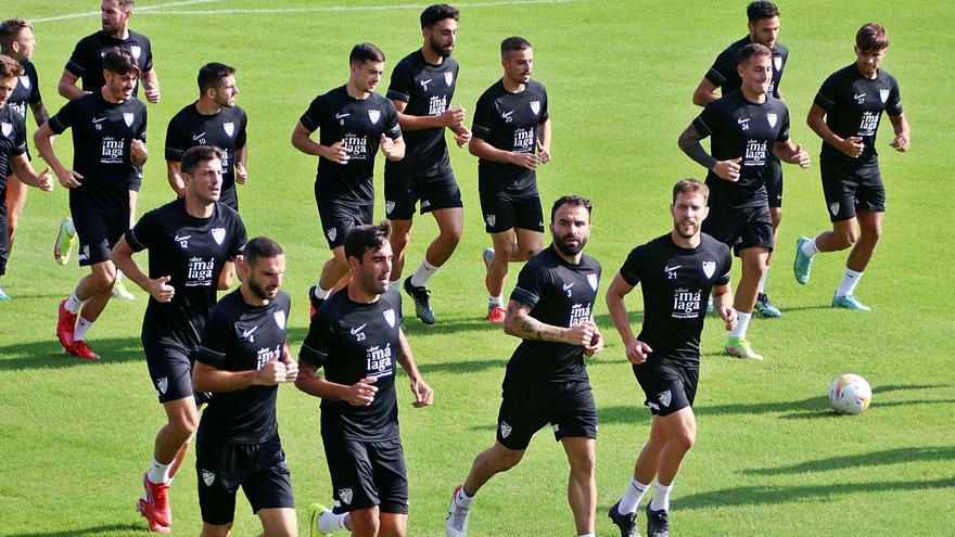 Los jugadores del Málaga CF,durante un entrenamientoen La Rosaleda