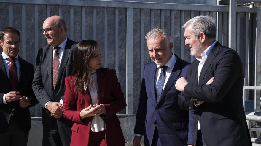 El Gobierno encarga al ministro canario Torres rebajar el conflicto con Clavijo ante la emergencia por el hantavirus