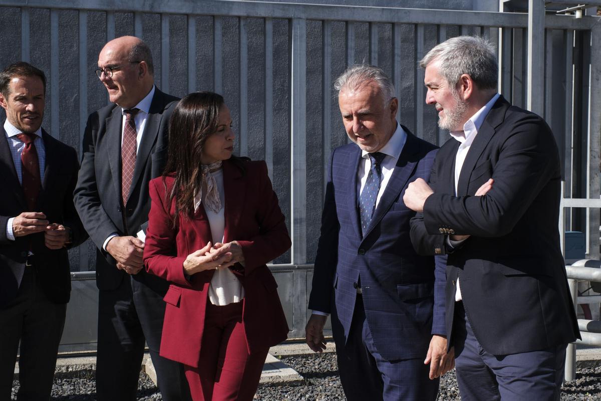 El presidente de Canarias, Fernando Clavijo (1d), conversa con el ministro de Política Territorial, Ángel Víctor Torres (2d), y la presidenta de Redeia, Beatriz Corredor (c), en la subestación de El Palmar, en San Sebastián de La Gomera, el pasado mes de febrero.