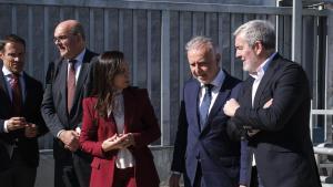 El presidente de Canarias, Fernando Clavijo (1d), conversa con el ministro de Política Territorial, Ángel Víctor Torres (2d), y la presidenta de Redeia, Beatriz Corredor (c), en la subestación de El Palmar, en San Sebastián de La Gomera, el pasado mes de febrero.