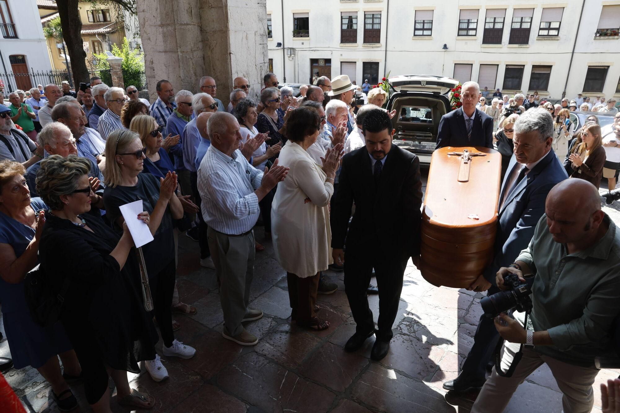 Las imágenes del funeral de Antonio Trevín en la basílica de Llanes.