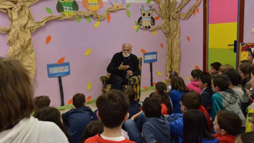 El acto de inauguración de la biblioteca de Morcín, con Moure.