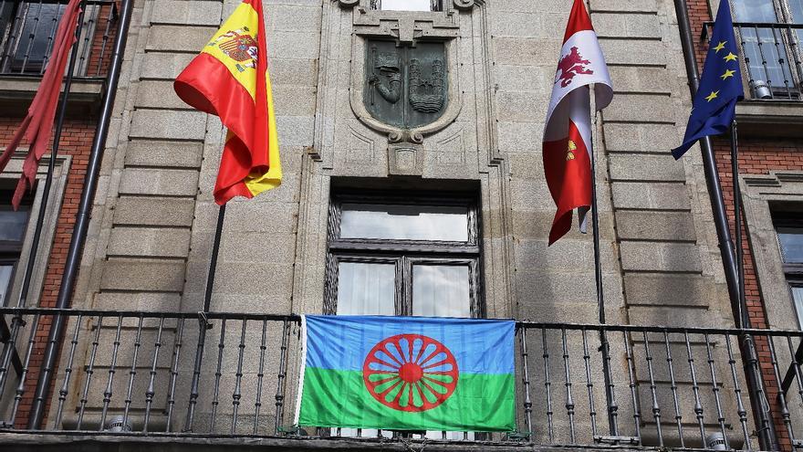 La bandera romaní ondea en el balcón del Ayuntamiento de Zamora
