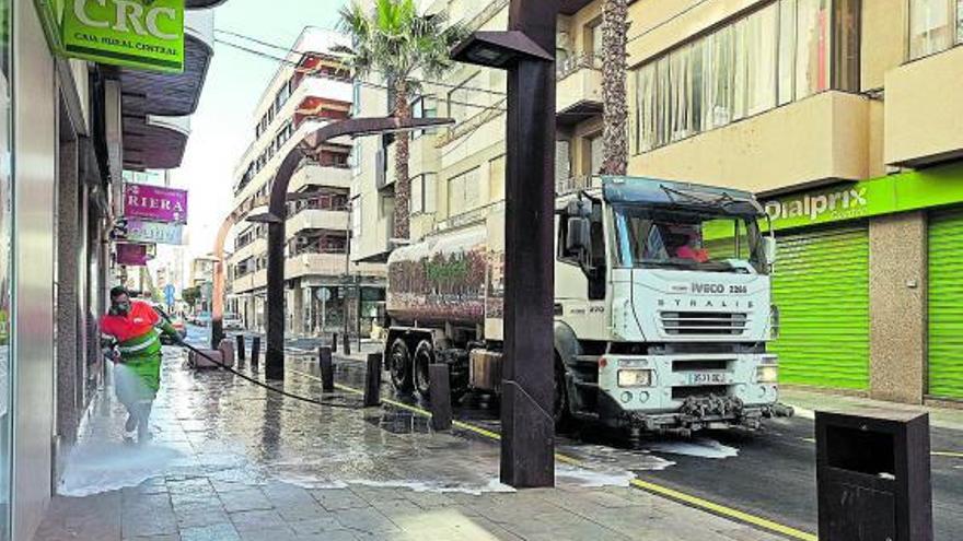 Imagen de la limpieza viaria en la calle Azorín tras la lluvia de tierra del pasado fin de semana.