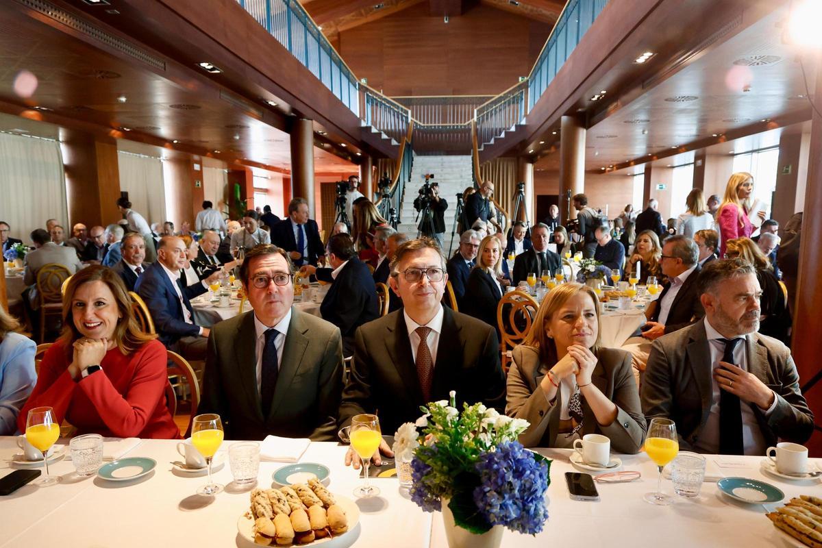 María José Catalá junto a Antonio Garamendi en la conferencia de Lafuente.