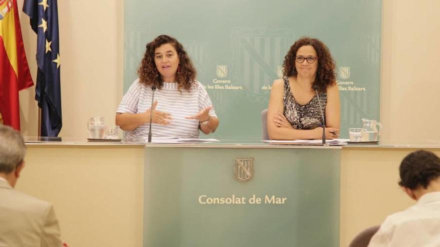 La portavoz, Pilar Costa, y la consellera de Hacienda, Catalina Cladera, en rueda de prensa.