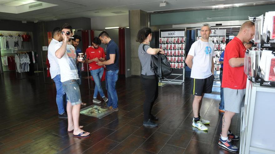 Aficionados comprando entradas.