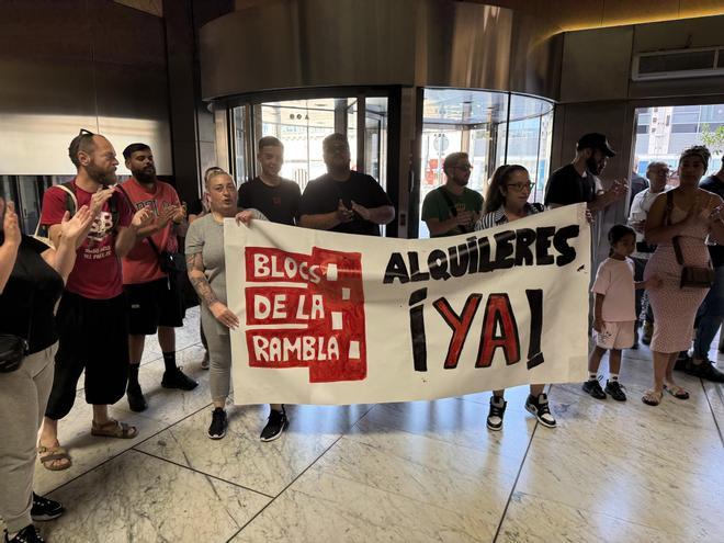 Vecinos de los siete bloques de La Mina ocupados desde 2017 protestan en el vestíbulo de Drets Socials para exigir soluciones