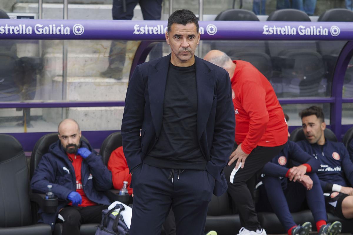 VALLADOLID 13/05/2025.- El entrenador del Girona, Míchel, durante el partido de LaLiga entre el Real Valladolid y el Girona, este martes en el estadio José Zorrilla. EFE/R. GARCIA.