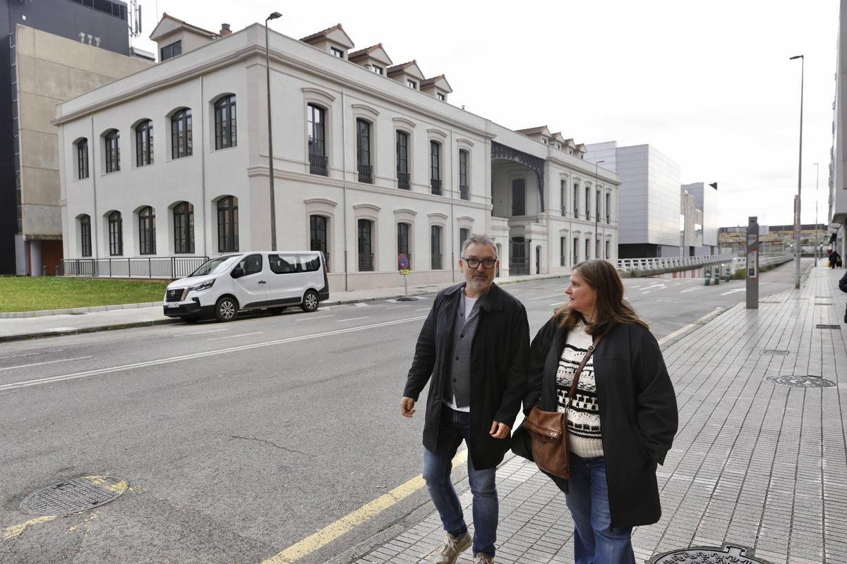 El concejal Gilberto Villoria y la arquitecta María Méndez, con el albergue de Vicasa al fondo.