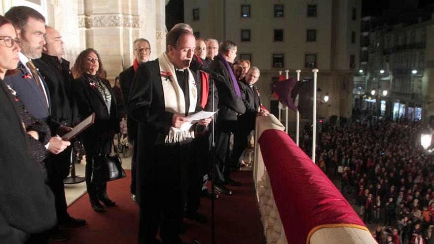 El presidente de la junta de cofradías, Bernardo Simó, se dirige a los ciudadanos desde el balcón del Palacio Consistorial durante el acto de La Llamada.