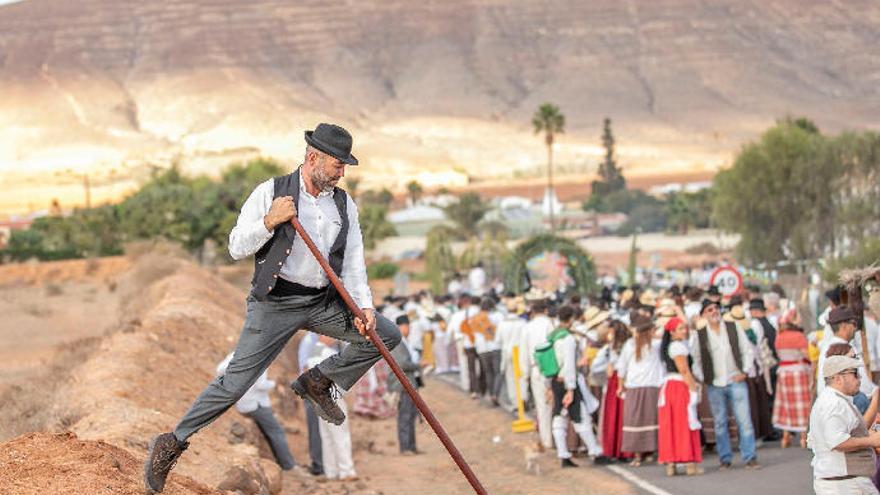 Germán Concepción revivió la costumbre del salto del pastor durante la romería de San Andrés.