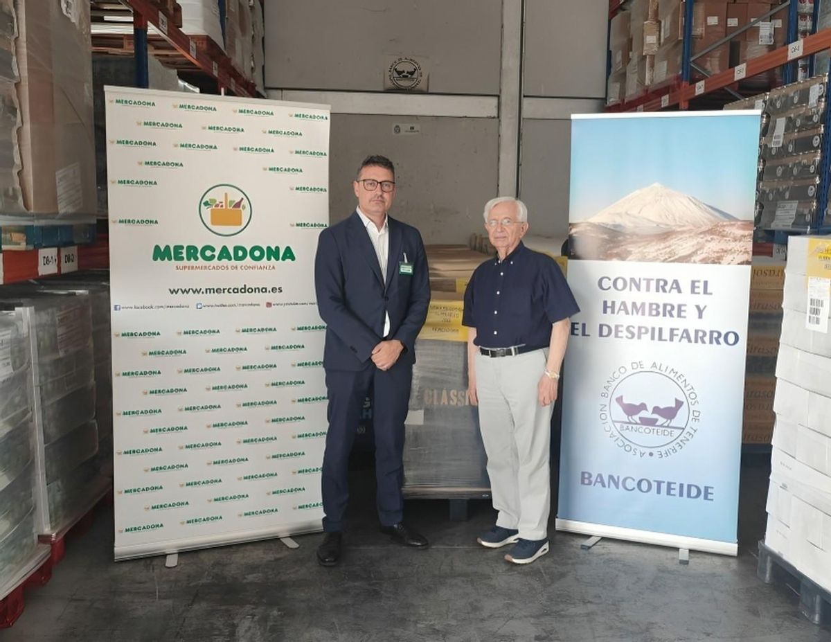 Mercadona representative delivers the products to the Tenerife Food Bank.