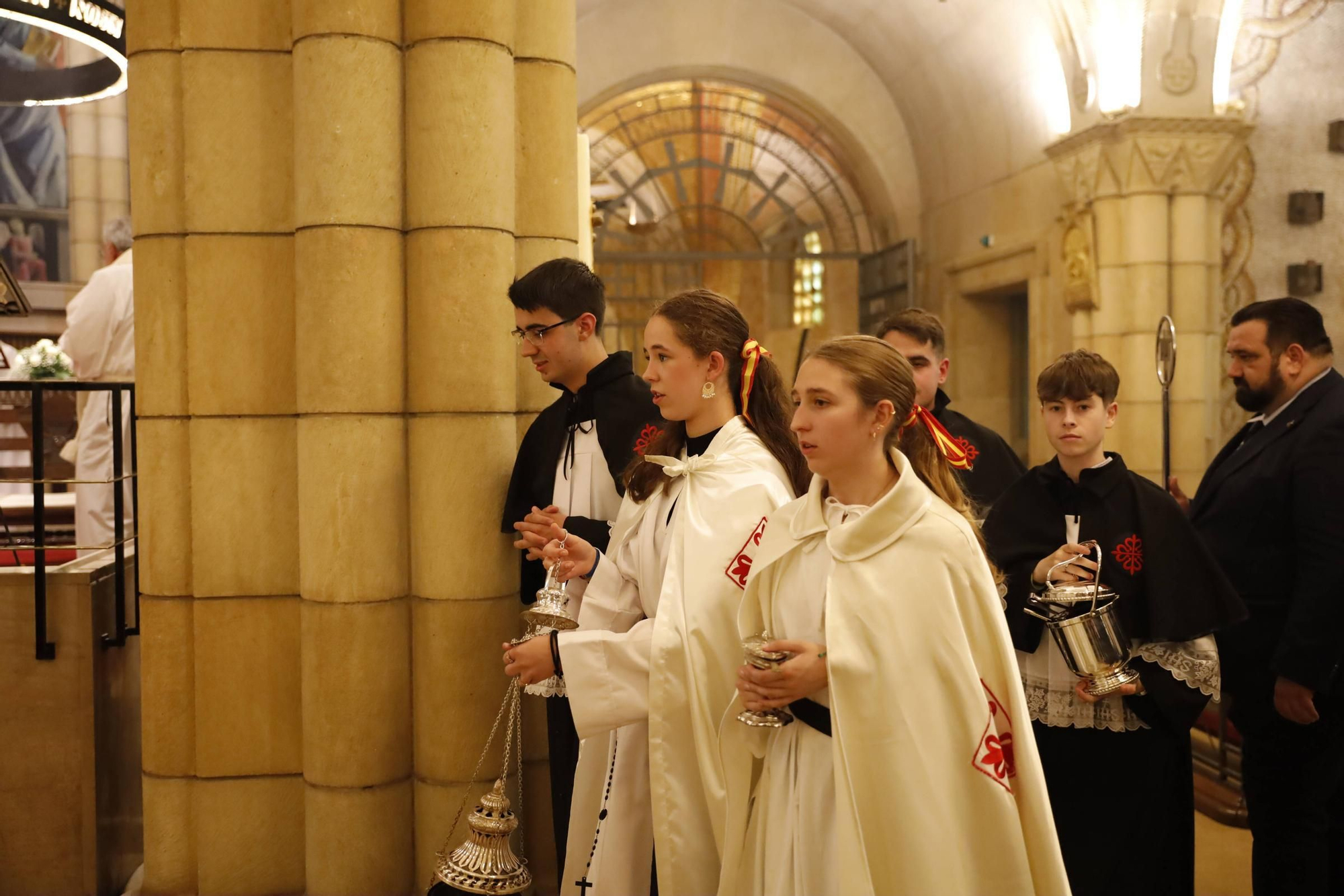 Pétalos, incienso, niños... así fue la procesión del Corpus Christi en Gijón (en imágenes)