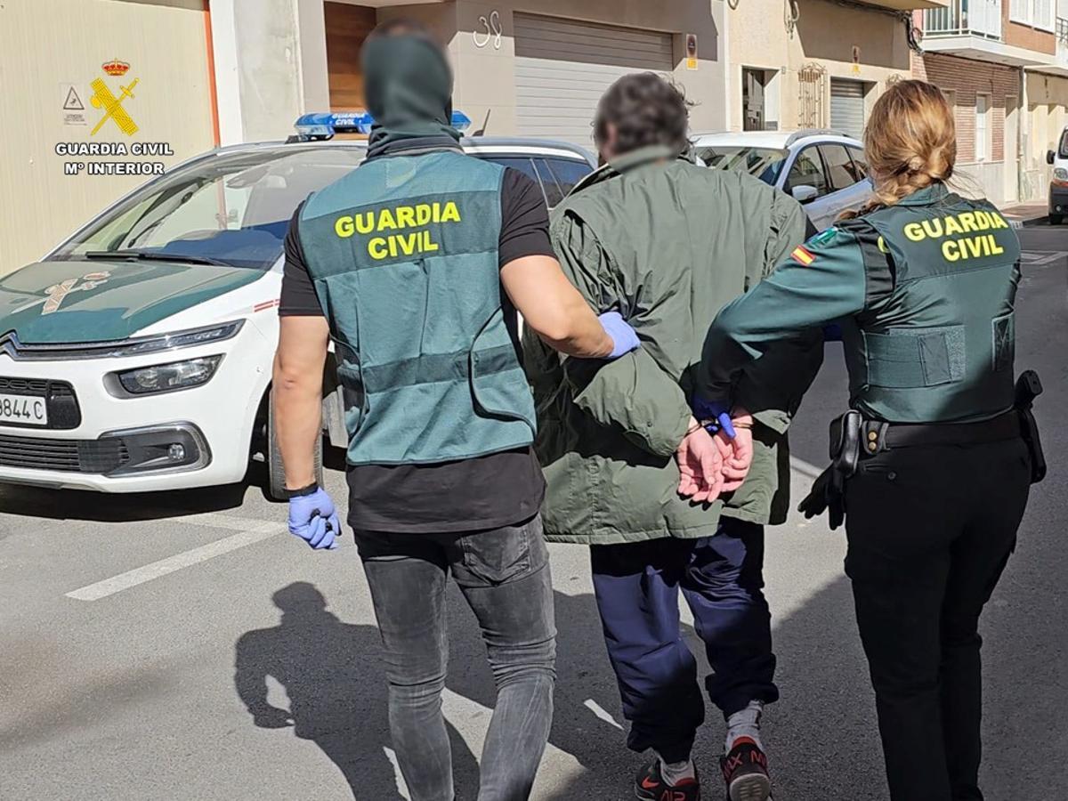 La Guardia Civil detiene a una pareja y a un hombre que tenía el usufructo de la vivienda