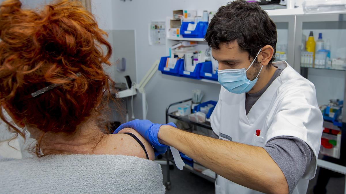 Vacunación contra el covid y la gripe en un centro de salud de la provincia.