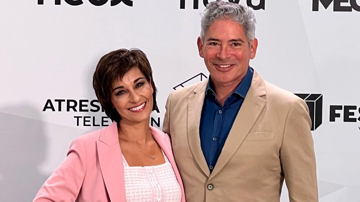Adela Gónzalez y Boris Izaguirre en la presentación de ’Más vale sábado’.