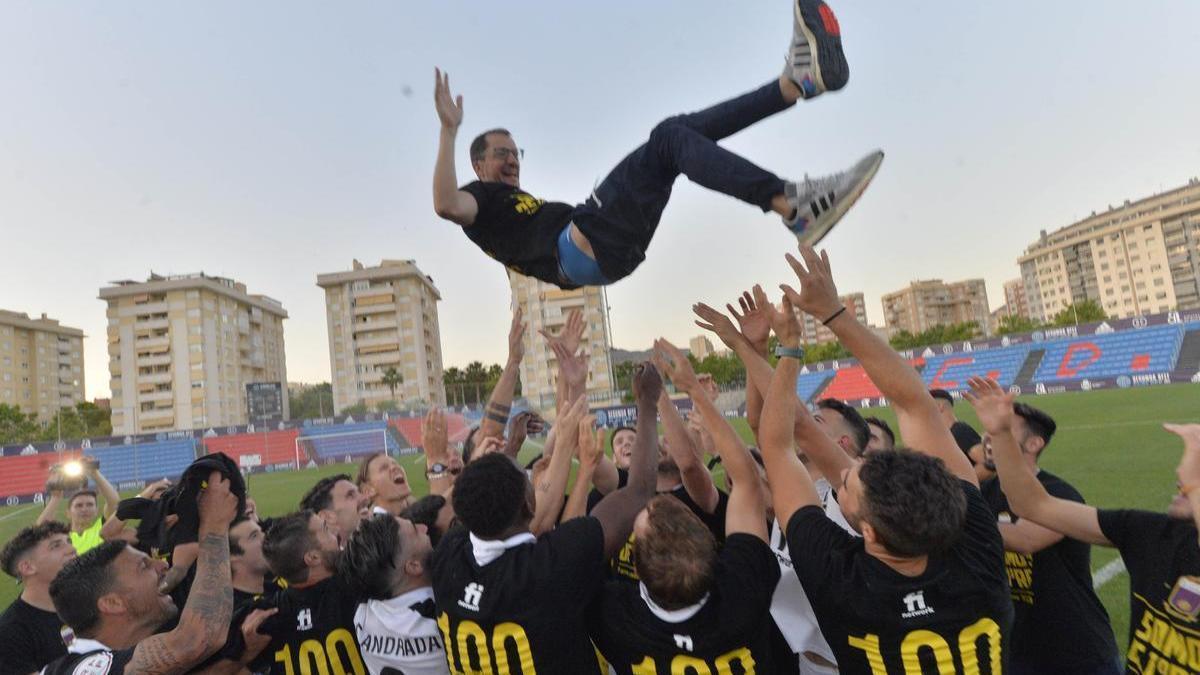 Los futbolistas del Eldense mantean a José Juan Romero después de lograr el ascenso a Primera RFEF.