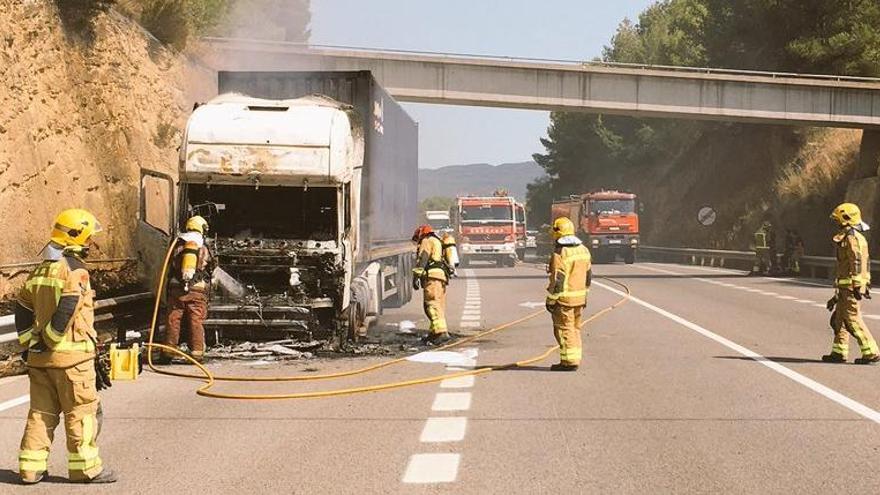 Estat en què ha quedat el camió a causa del foc