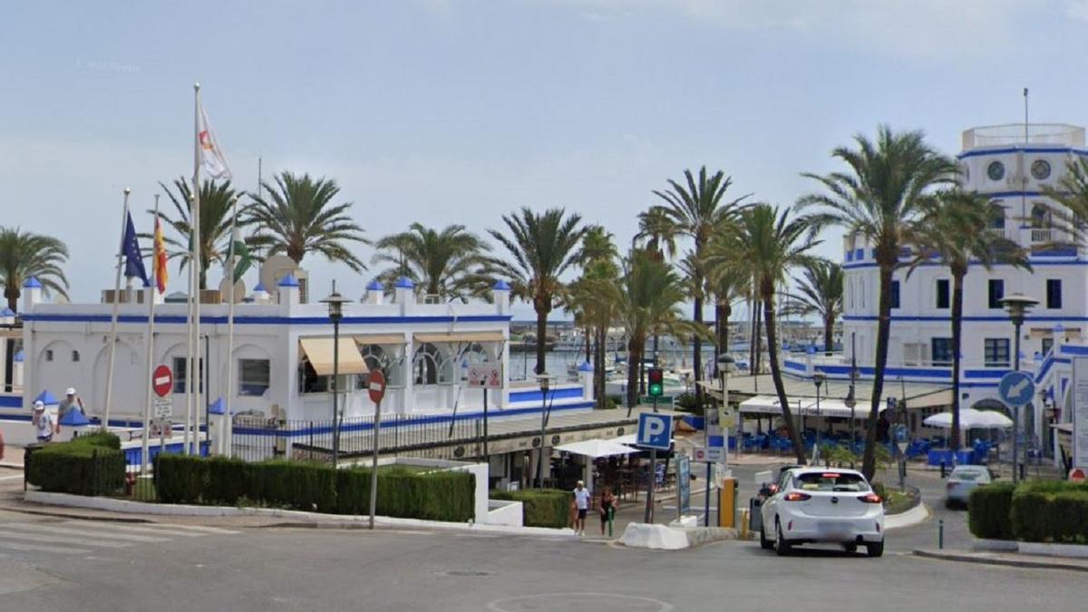 Rotonda de entrada al puerto de Estepona, donde ocurrieron los hechos.